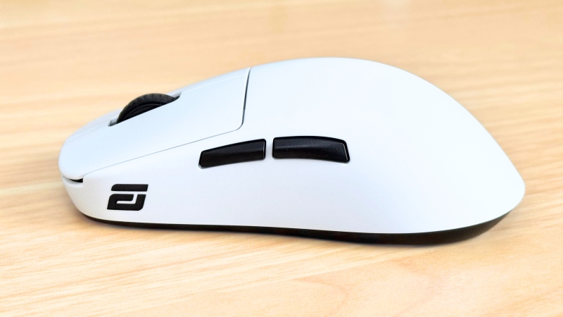 OP1w 4kのサイドボタン。細く、出っ張っている。
