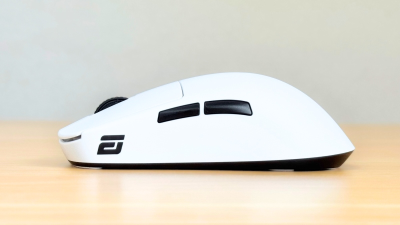 OP1w 4kはクリック部が低く、後部が盛り上がった形状をしている。