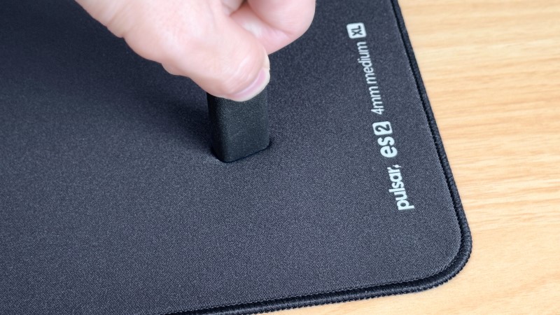 Pulsar ES2 4mmのクッションは少し硬い。指で押すとわずかにへこむが、ふにゃっとした感触ではない。