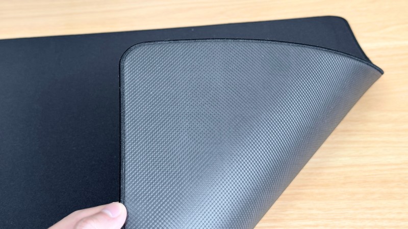 SY-001には「PORON」がベースに使われている。