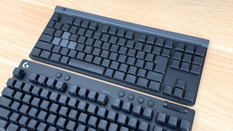 キーボード上部に配置されているボタンが違う。