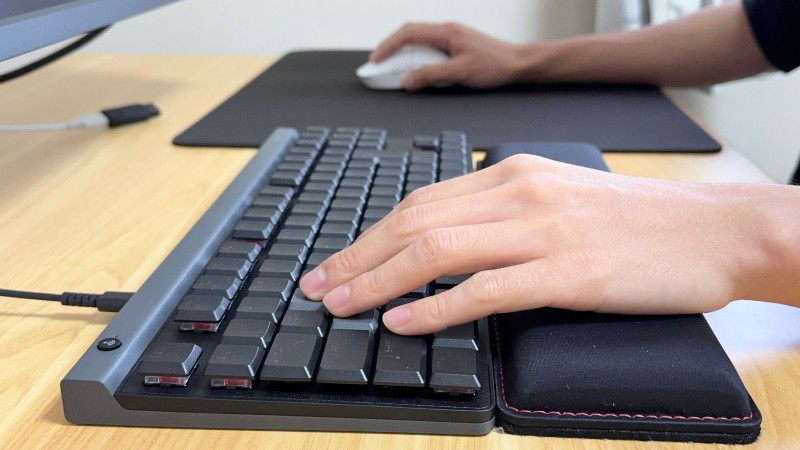 押す距離が物理的に短いため、速く入力できる