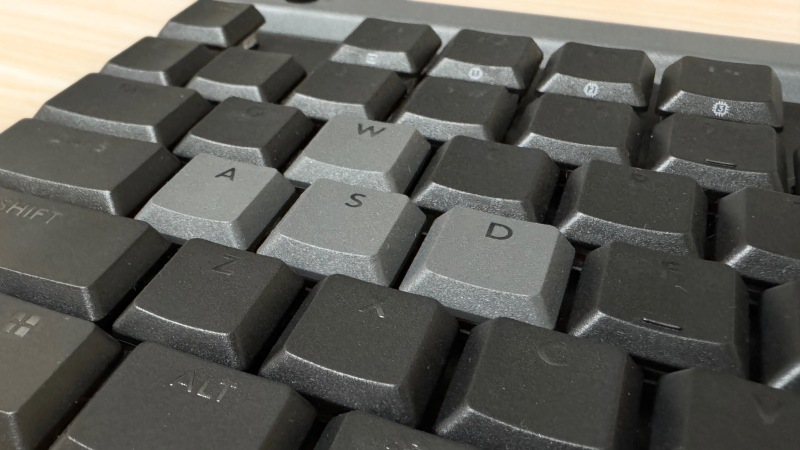 キーキャップはザラっとした質感。