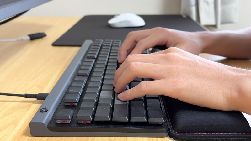 G515 Rapid tklはロープロファイルキーボードだが、リストレストがあると更に手首が楽になる。