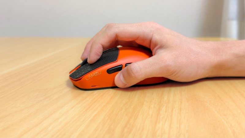 後部が低く、フィット感は控えめ。その分、圧迫感も少ない。