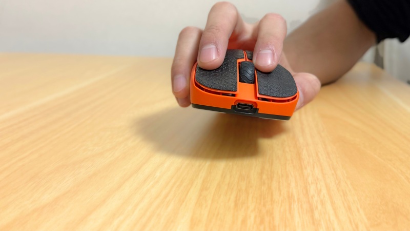 サイドに逆ハの字があるため、薬指の側面にフィット感がある。