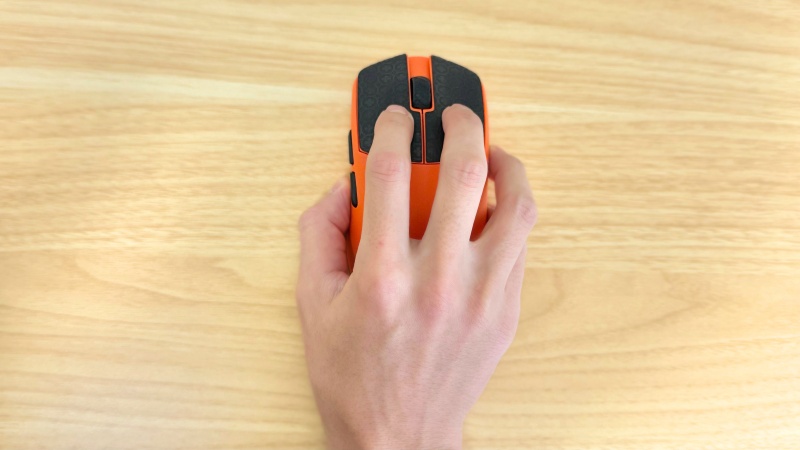 持ちにくくはないが、丸みのせいで少し不安定に感じる。