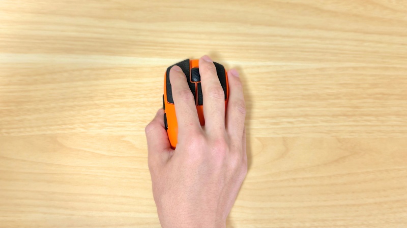 手首を傾けると。薬指と小指がフィットする。