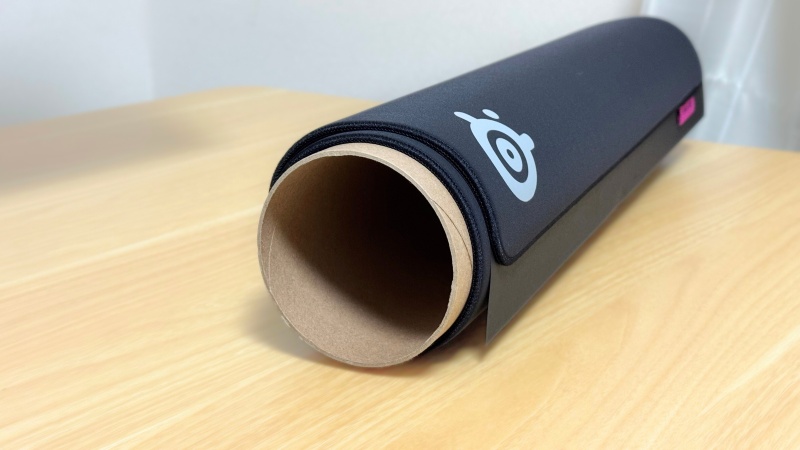 梱包状態。太めの段ボールに巻かれている。